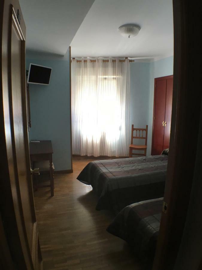 Hostal ** Ec Leon Hotel Bagian luar foto