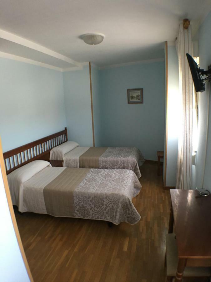 Hostal ** Ec Leon Hotel Bagian luar foto